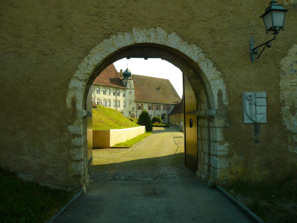 2. Eingang zum Schloss, Pruntrut, 2018-07-19.JPG